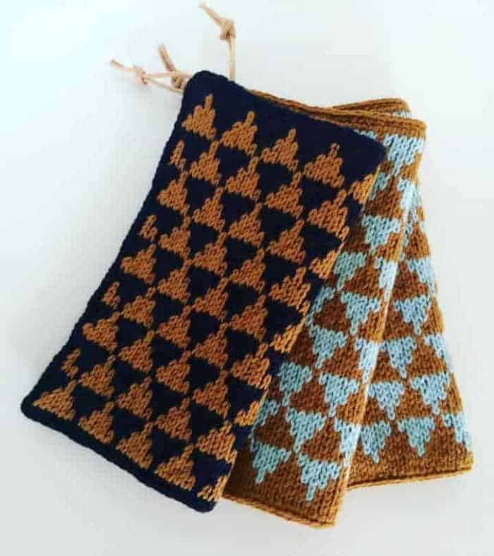 Three knitted potholders in a geometrical design with brown and blue yarn by @Vintersne